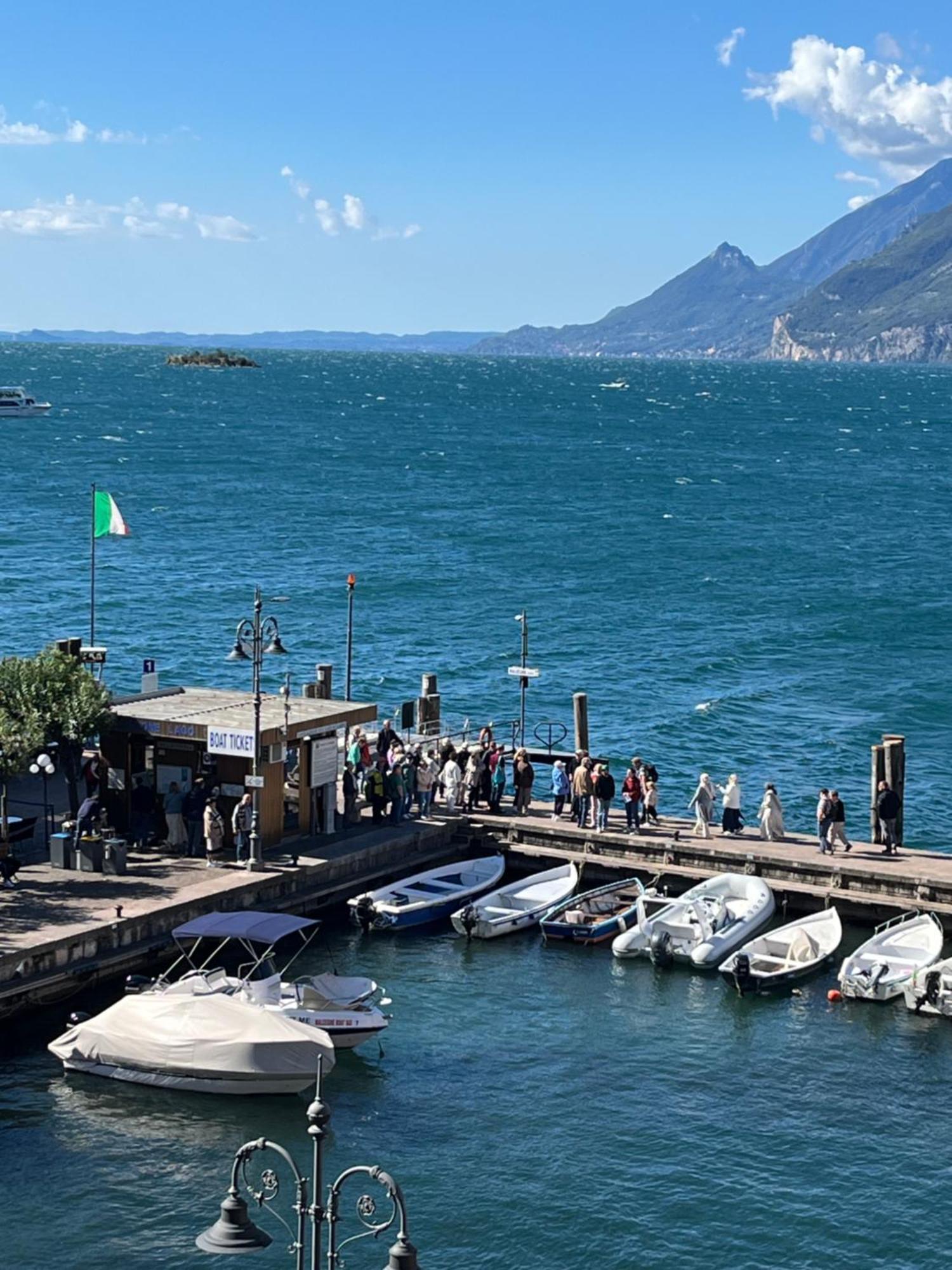 Charmante Apartament Lake Front Malcesine Exterior photo